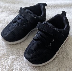 HIITAVE Black and White Toddler Sneakers. Size 6